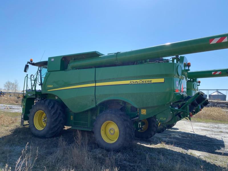 JOHN DEERE S660 дән жинау комбайны, жинағыш және желілі-дақылдық комбайндармен, мемлекеттік тіркеу нөмірі Z612AND, зауыттық нөмірі №1H0S660SEG0785343