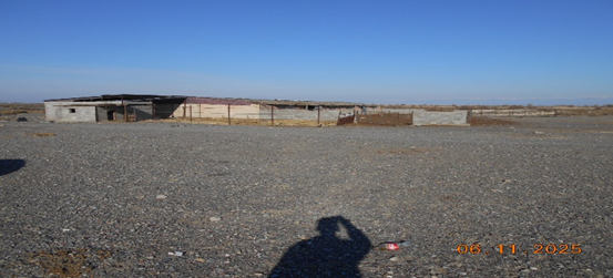 Көші-қон мүліктері: қой қорасы, тұрғын үй, монша, шатыр, сілекей траншеялары, жалпы ауданы 1 415,3 м², соның ішінде: Тұрғын үй (А ғимараты) – 54,4 м², қой қорасы (Г1 ғимараты) – 1 347,1 м², монша (Г2 ғимараты) – 13,8 м², шатыр (I ғимараты) – 17,6 м², сілекей траншеясы (II ғимараты) – 160,0 м², сілекей траншеясы (III ғимараты) – 160,0 м², оған қоса 49 жыл мерзімге уақытша төлемді (ұзақ мерзімді, қысқа мерзімді) жер пайдалану (жалға алу) құқығымен іргелес жер учаскесі, жалпы ауданы 20,0000 га, кадастрлық нөмірі 03-052-084-083