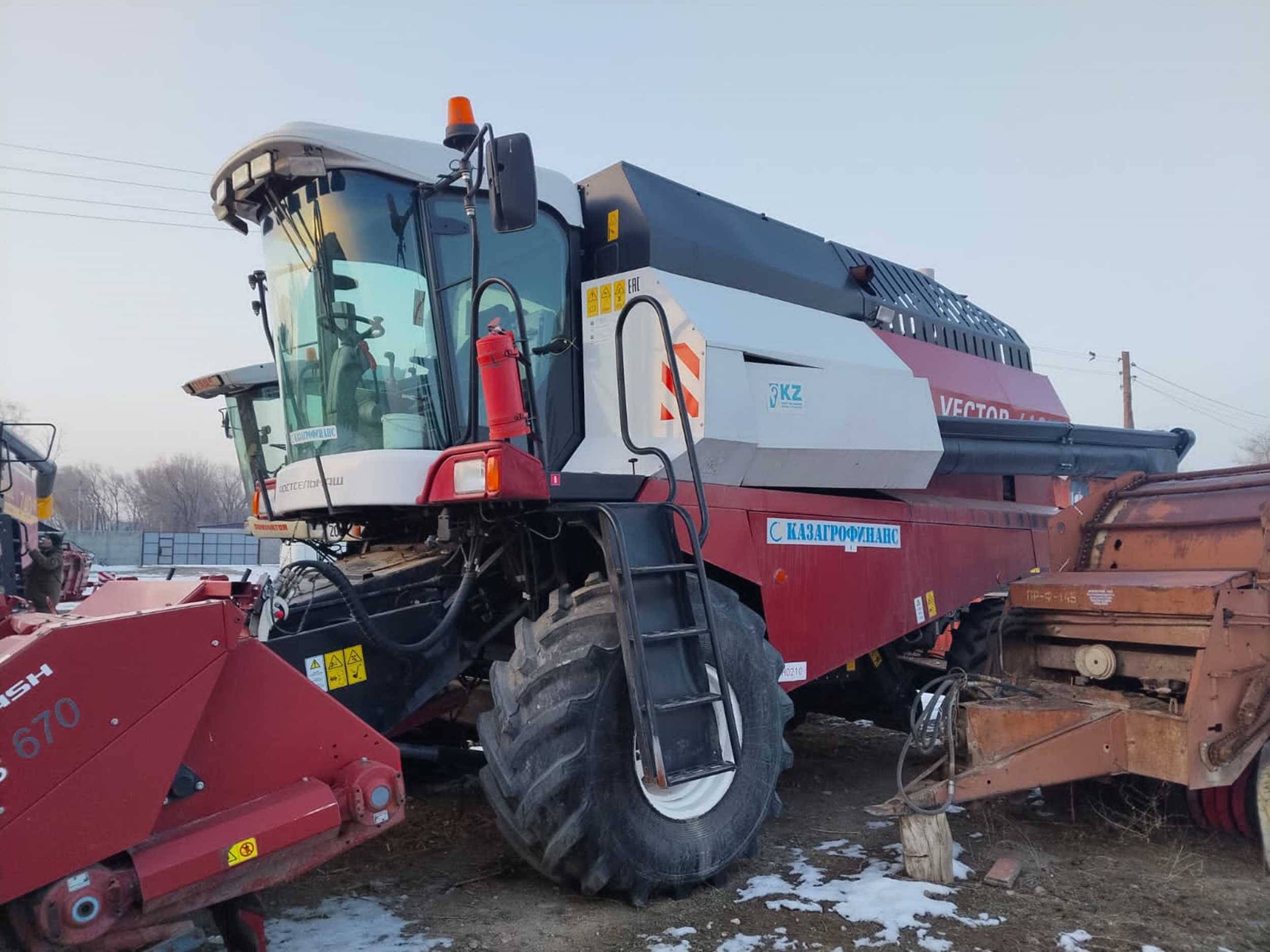 Комбайн самоходный зерноуборочный «VECTOR 410 KZ» с ИРС, редуктор барабана, Жатка РСМ-081.27 KZ 6,0м., унифицированная (Ш), ЕГР Серийный номер VECTOR 410KZ 000229, Приспособление для уборки кукурузы ППК-670-47 ЕГР Argus Серийный номер M0A06047000281, Приспособление для уборки.кукурузы.ПДК-8-01 Серийный номер без номера